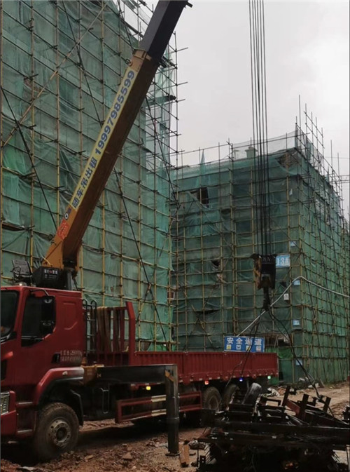 东河区“慢工细活”—— 吊车的 “微动控制” 技术