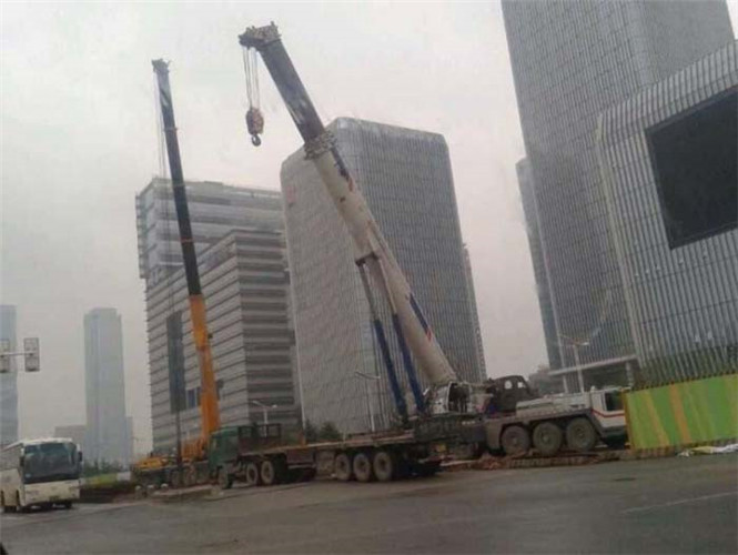 东河区“自动找平”—— 吊车的 “平地神器” 技术